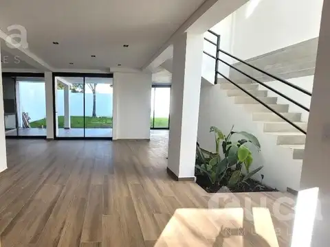 Casa en venta 4 dormitorios y jardín en Martinez