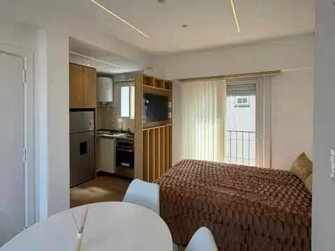 Venta Departamento 1 ambiente con balcón al frente. Zona Plaza Colón