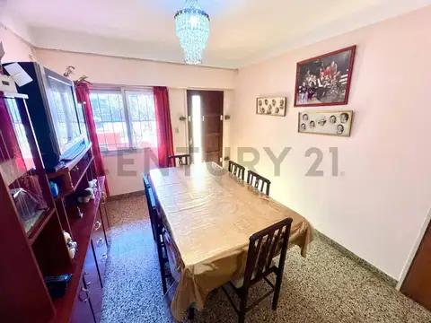 Casa 5 ambientes con 2 baños