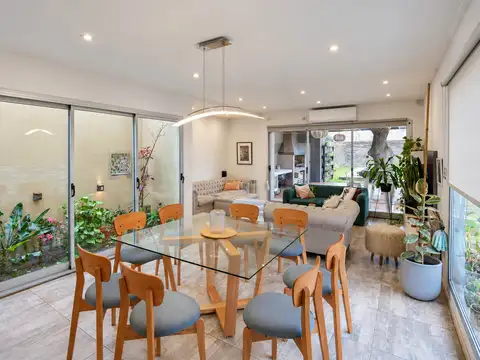 Casa en Venta con 2 cocheras