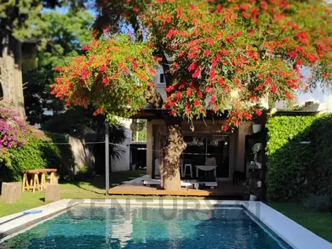 Casa en venta en Gonnet entre caminos | 4 dormitorios, pileta y parque