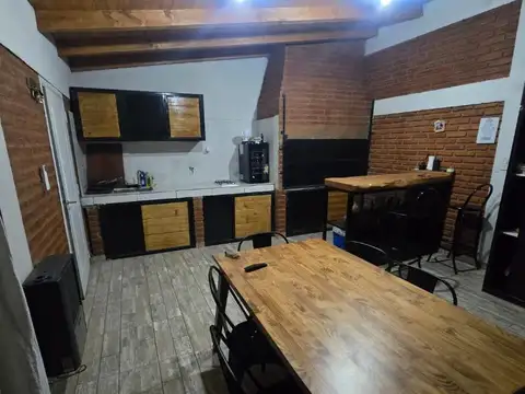 Casa 4 ambientes con 2 baños