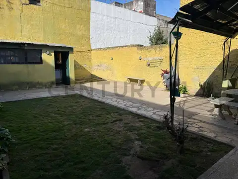 VENTA CASA 5 AMBIENTES CON PATIO,QUINCHO, TERRAZA Y DOS COCHERAS