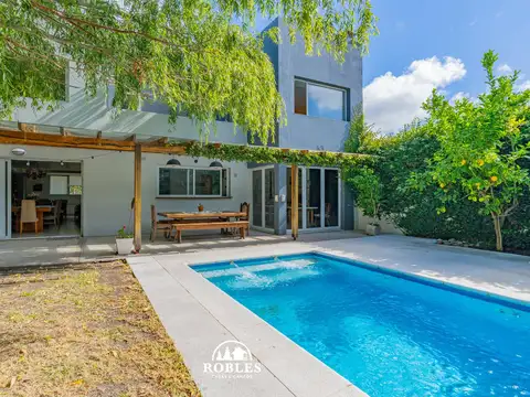 Casa estilo minimalista en el entorno del barrio Los Troncos