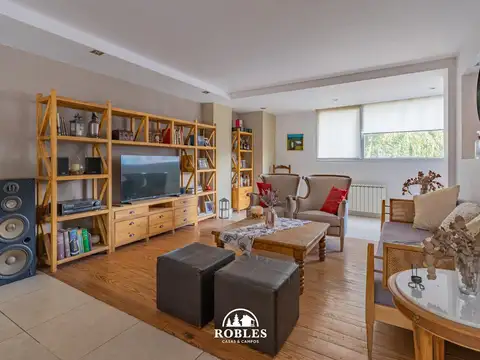 Casa estilo minimalista en el entorno del barrio Los Troncos