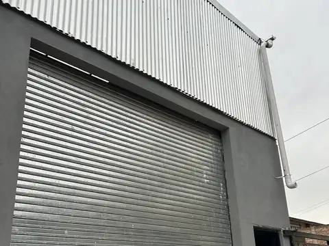 Gran galpón a estrenar a 10 cuadras del Acceso Oeste. Villa Tesei