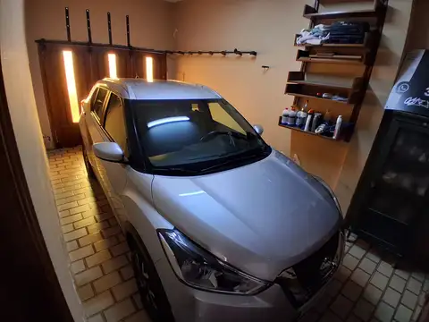 Casa 8 ambientes con 2 baños