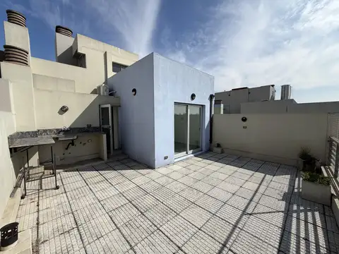 Departamento tres ambientes con terraza propia