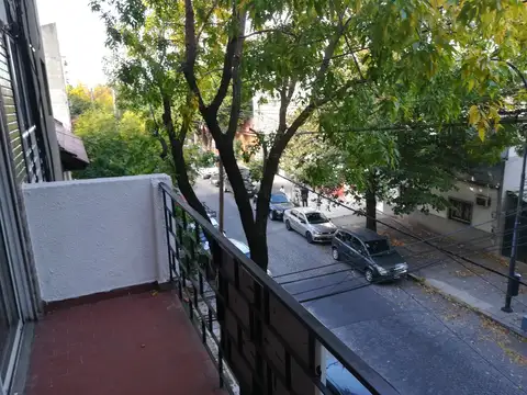 VENTA DE DEPTO. DE 3 AMB.  CON BALCON AL FRENTE EN DUPLEX EN MONTE CASTRO 