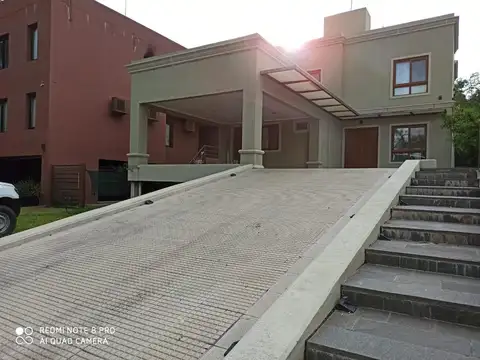 ALQ: CASA en La Ribera, frente al Shopping