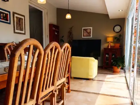 Casa 6 ambientes con 2 baños