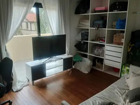 Casa en Alquiler con 3 cocheras