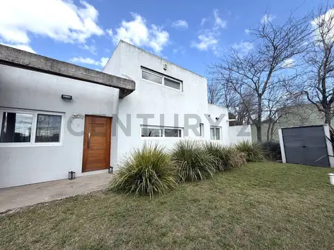 CASA EN VENTA ECHEVRRY DOS DORMITORIOS LOTE DE 945 METROS