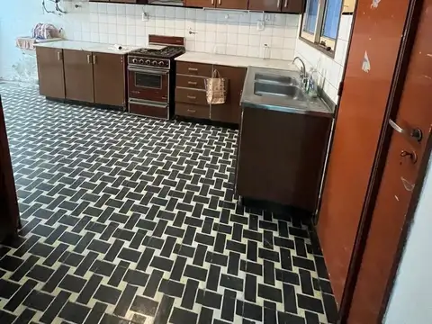 Casa 7 ambientes con 2 baños