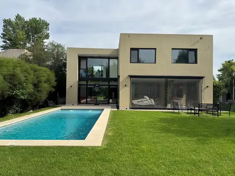 Casa 5 ambientes con 3 baños