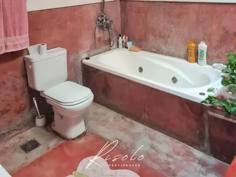 Casa 4 ambientes con 2 baños