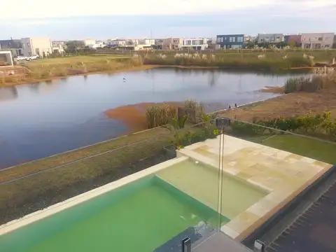 CASA A LA VENTA AL AGUA ,PUERTOS BARRIO RIVERAS