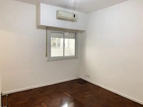 Tinogasta al 3700, entre San Nicolás y Emilio Lamarca