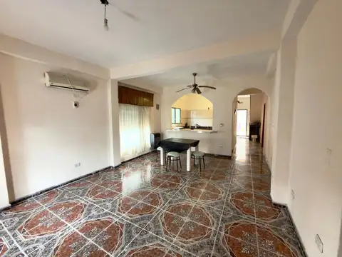 CASA EN VENTA DE 5 AMBIENTES EN MORENO PATIO