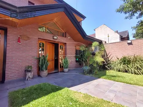Casa en Venta con 3 cocheras