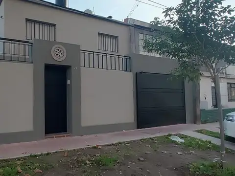 Casa al frente de 2 plantas con 2 dormitorios, cochera y patio – Alberdi