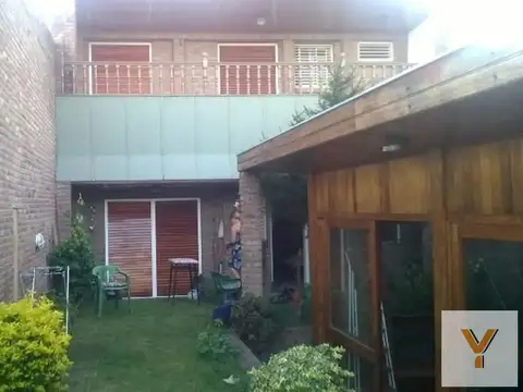 Casa en venta - 4 Dormitorios 4 Baños - Cocheras - 303Mts2 - Lanús