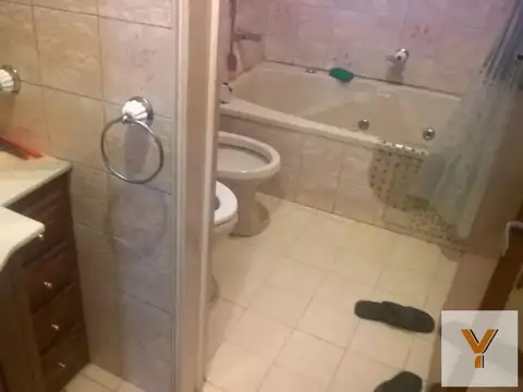 Casa en venta - 4 Dormitorios 4 Baños - Cocheras - 303Mts2 - Lanús