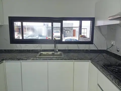 Casa 4 ambientes con 2 baños