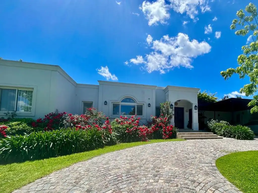 Casa en Alquiler Temporal en Estancias Del Pilar - 6 dormitorios