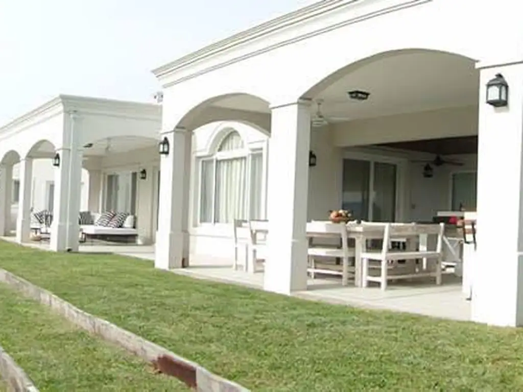 Casa - 480  m² Cubierta | 6 dormitorios | A Estrenar | 6 baños | 7 ambientes | 2.070  m² Terreno