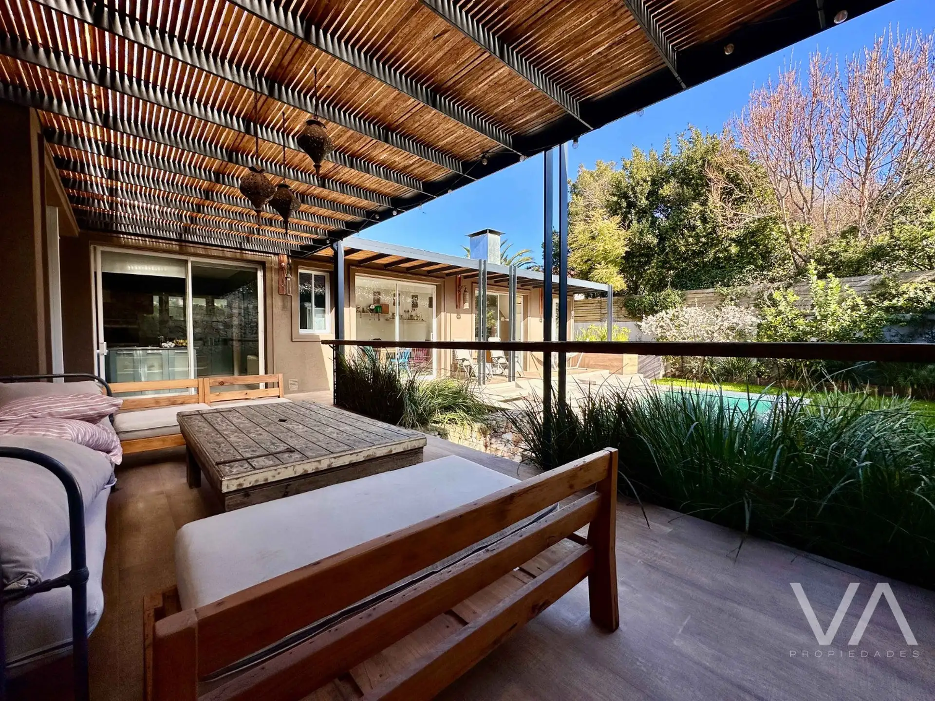Moderna casa con 3 dormitorios. Jardin y quincho. Los Troncos.