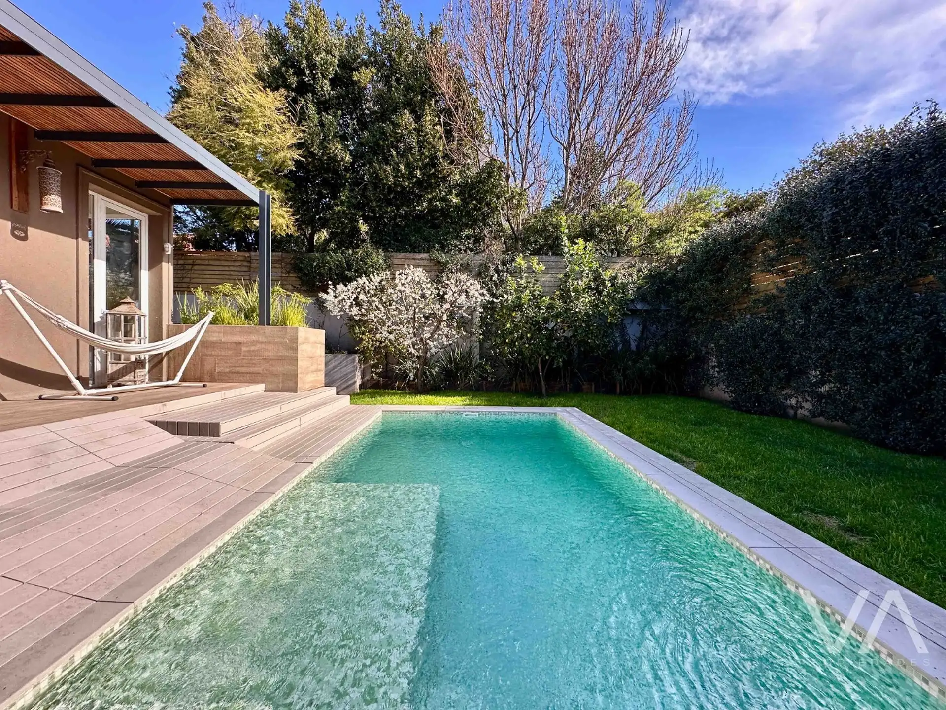 Moderna casa con 3 dormitorios. Jardin y quincho. Los Troncos.