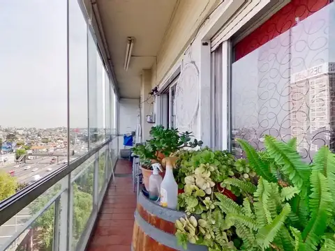 APTO CREDITO CON COCHERA Y BALCÓN  VERSALLES