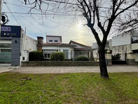 Chalet tradicinal en lote amplio