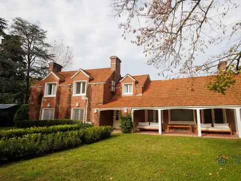 Casa en venta y en alquiler semi amueblada Tortugas de 3308 m2 sobre cancha de golf