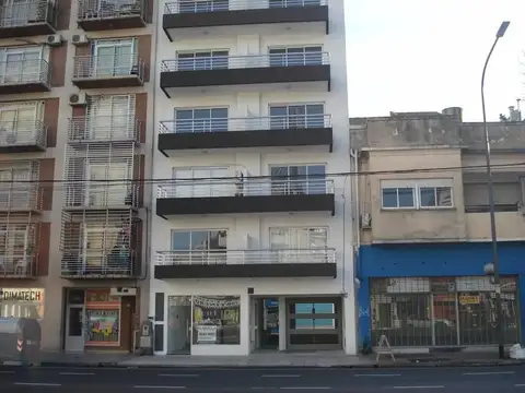 V.LURO AV RIVADAVIA 10545 .DEPTO 2 AMBIENTES C/FRENTE CON COCHERA