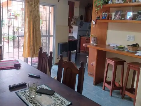 Casa 4 ambientes con 2 baños