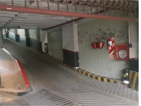 VENTA COCHERA FIJA CUBIERTA - TRIBUNALES - APTA CAMIONETA - SEGURIDAD