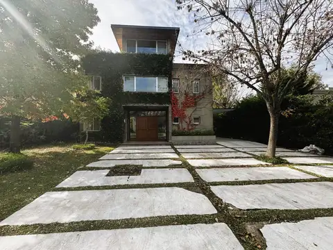 Casa 8 ambientes con 4 baños