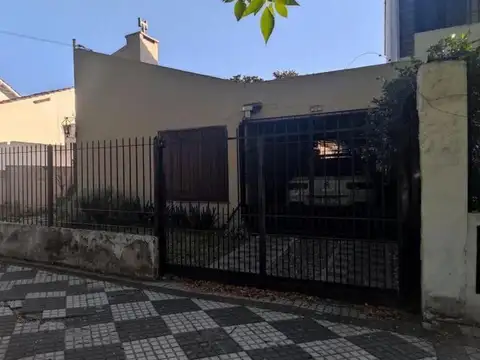 Casa en venta - 4 Dormitorios 2 Baños - Cochera - 300Mts2 - Monte Grande