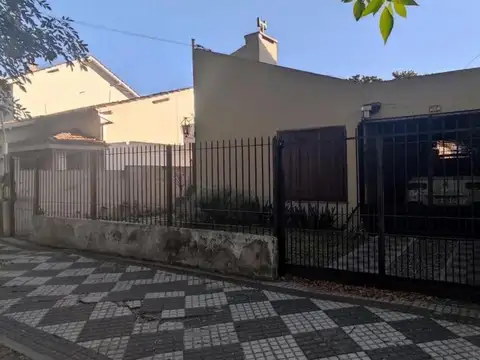 Casa en venta - 4 Dormitorios 2 Baños - Cochera - 300Mts2 - Monte Grande