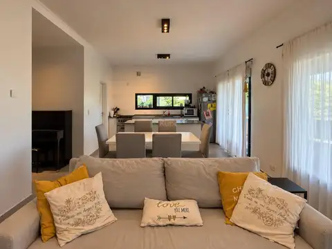 Casa en Venta con 3 cocheras