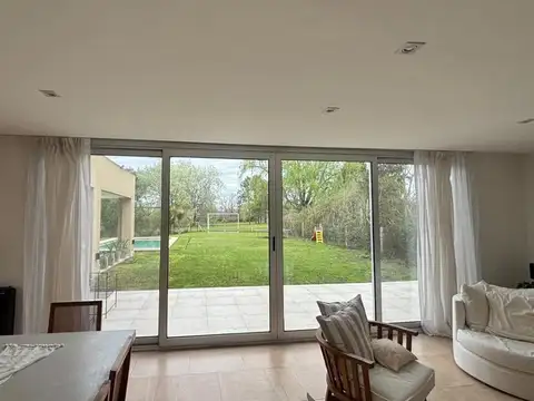 Casa 5 ambientes con 3 baños