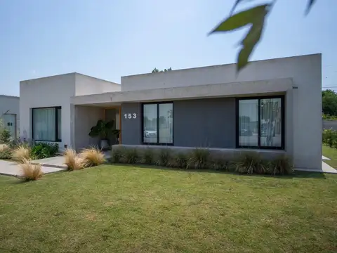 Casa en Alquiler con 2 cocheras