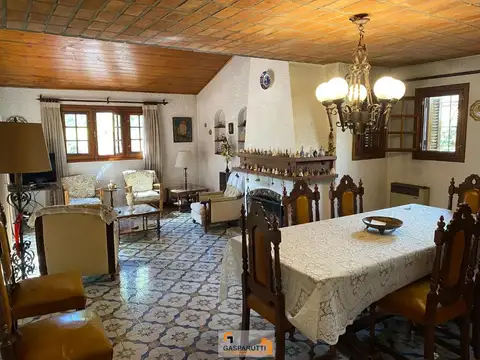Casa en Venta con 2 cocheras