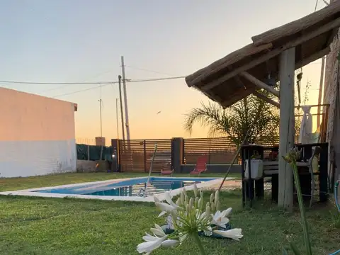 Venta Casa un dormitorio, pileta cochera Roldan