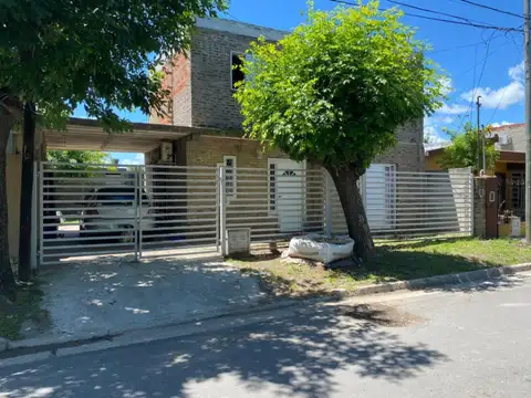 Casa en venta c/ cochera en San Lorenzo