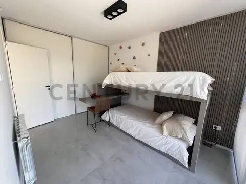 CASA TRÍPLEX A ESTRENAR EN TIGRE – CAMINO DE LOS REMEROS | SUNNY