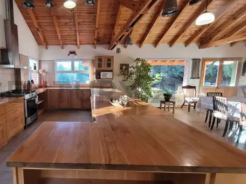 VENTA Exclusiva Casa en San Martín de los Andes | 3 Hectáreas, Piscina Climatizada y Vistas Abiertas