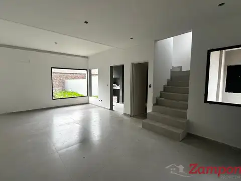 Casa tipo duplex, 2 dormitorios. Baño, Toilette, Jardín propio 80 m2 "Fincas Santa Rita". Hurlingham